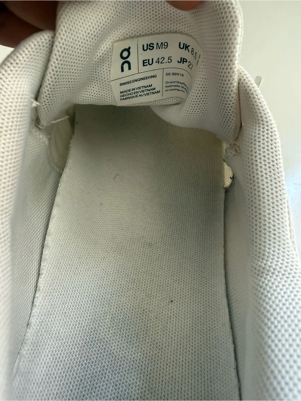 On Running Men size 9 Athletic Shoes in Off-White/Cream